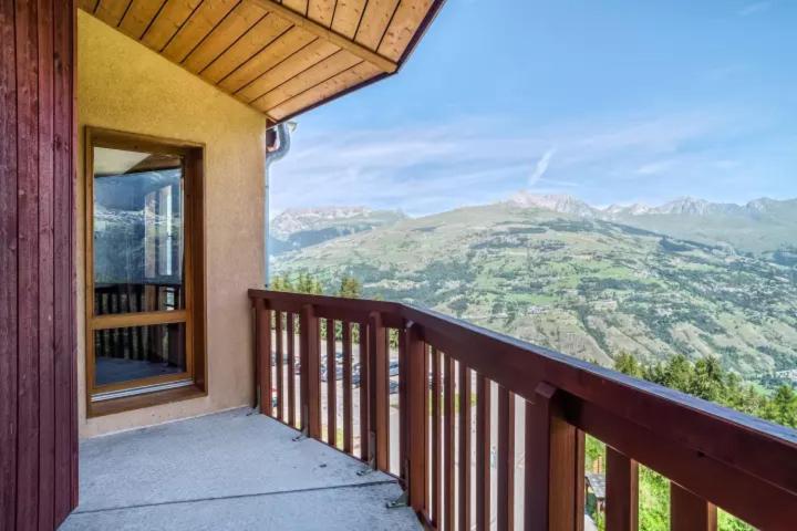 un balcon d'une maison avec vue sur une montagne dans l'établissement Résidence Le Rami Les Coches - La Plagne, à La Plagne Tarentaise