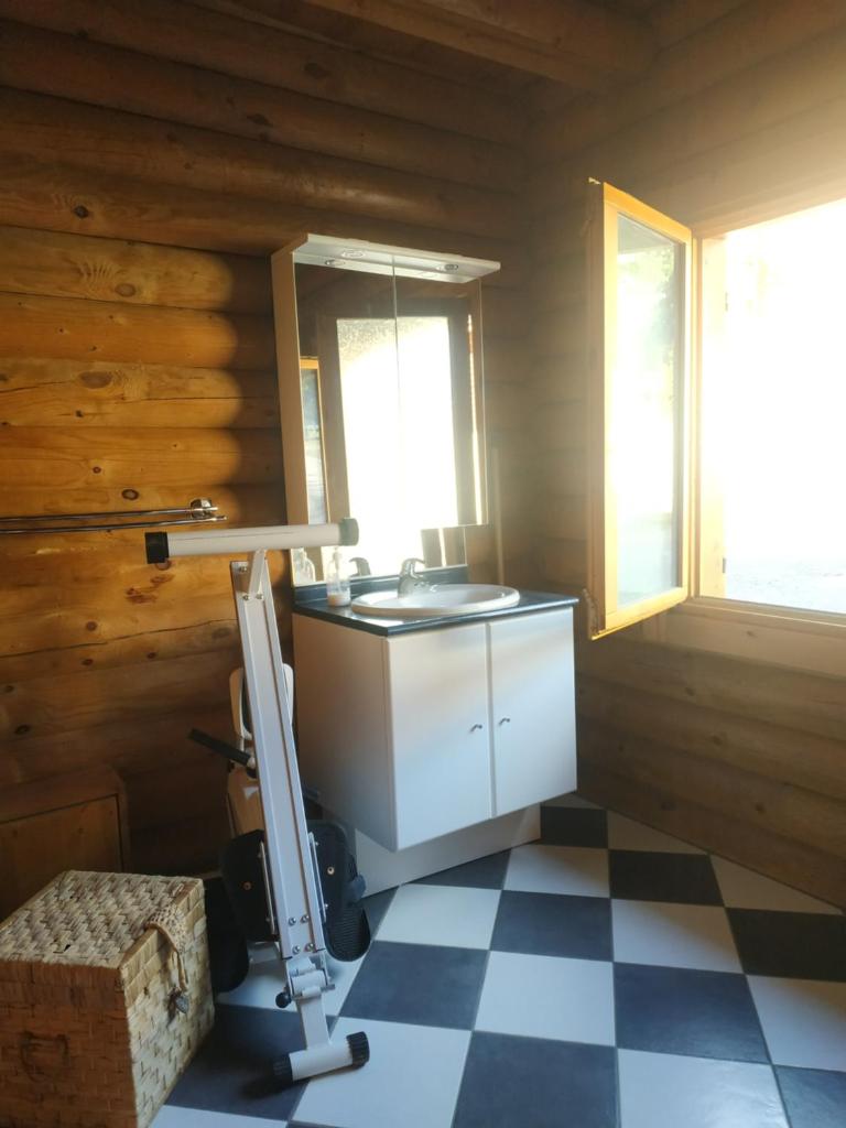 - une cuisine avec un évier et un sol en damier dans l'établissement CHALET DE L'OURS, à Saint-Pierre-dels-Forcats 20 autres photos