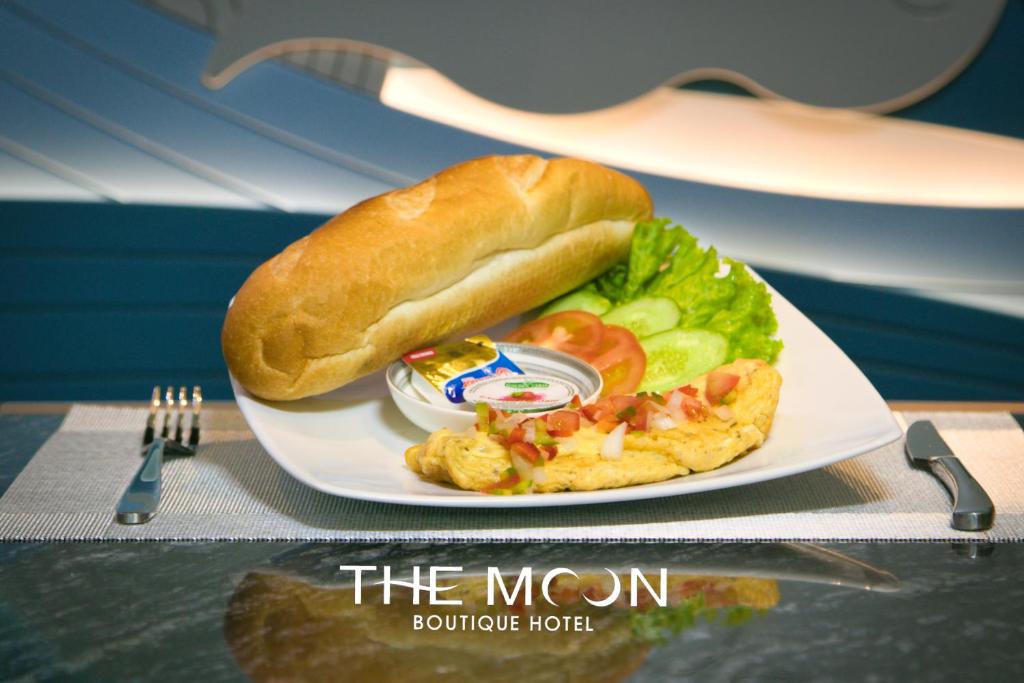 The Moon Boutique Hotel Cat Ba