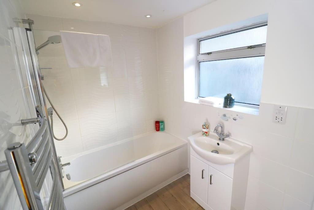 Hutchcomb Villa, 4 Bed Luxury House,Oxford+Parking 3