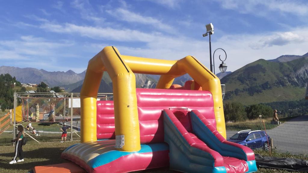 une aire de jeux avec un toboggan dans un parc dans l'établissement appartement edlweiss 4 pers dans gite"la maison d'augustin" classé 3 étoiles, la tour,73530 st jean d'arves, à Saint-Jean-dʼArves