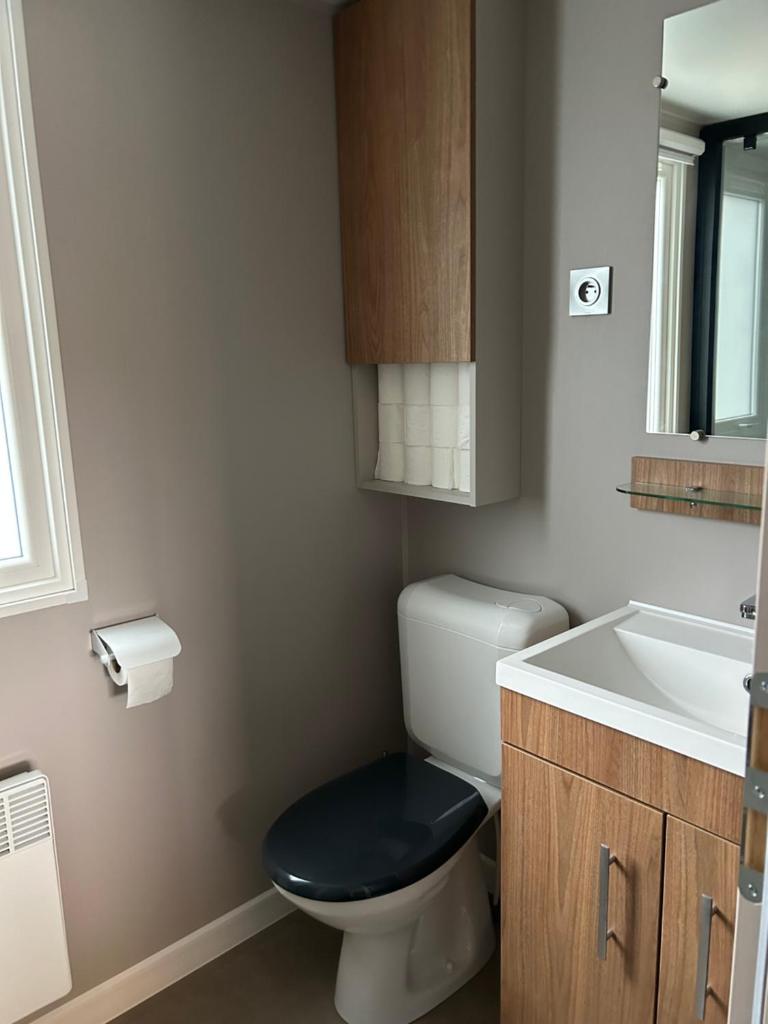 une petite salle de bain avec toilettes et lavabo dans l'établissement Un été au Cap Ferret, à Lège-Cap-Ferret