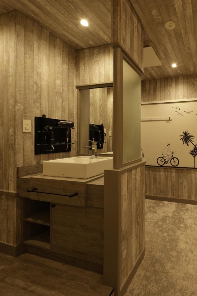 une salle de bain avec un grand lavabo et un miroir dans l'établissement 袖ヶ浦c COAST HIKE HOTEL, à Sodegaura