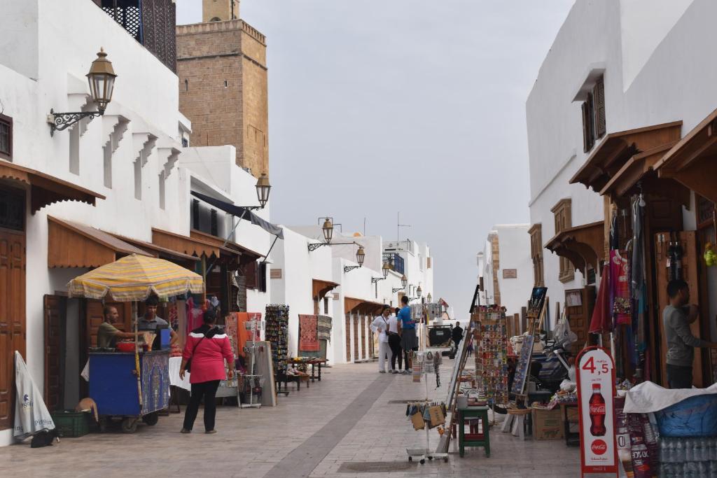 un groupe de personnes marchant dans une rue dans l'établissement Hostel Capital, à Rabat