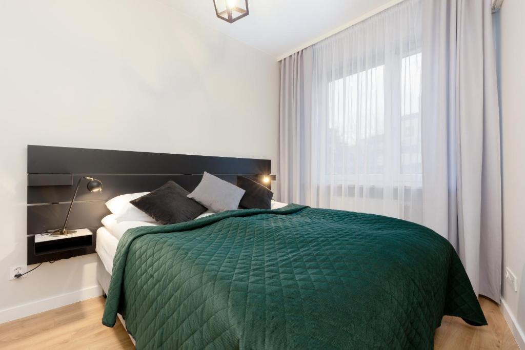 Spacious Apartment in Warsaw with Balcony and Parking by Noclegi Renters 5