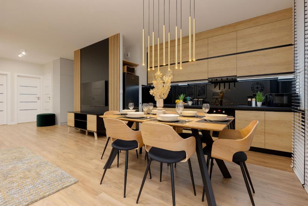 Spacious Apartment in Warsaw with Balcony and Parking by Noclegi Renters 3