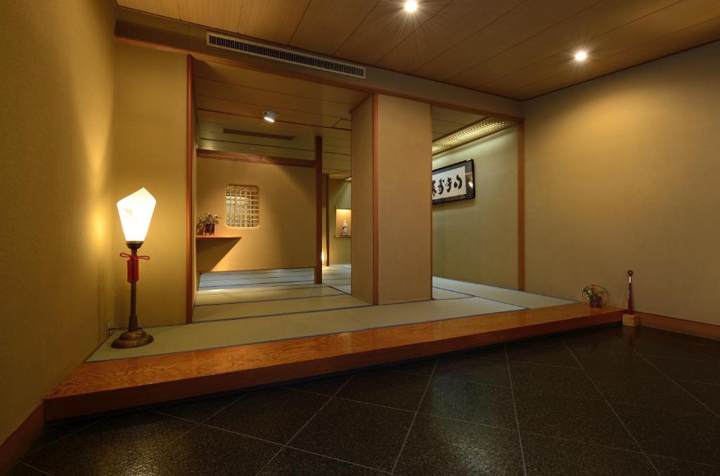 - un couloir avec un miroir et une lampe dans la chambre dans l'établissement Kinugawa Onsen Hana no Yado Matsuya, à Nikkō