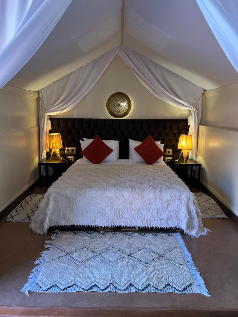 - une chambre avec un grand lit dans une tente dans l'établissement Riad Des Arts, à Marrakech