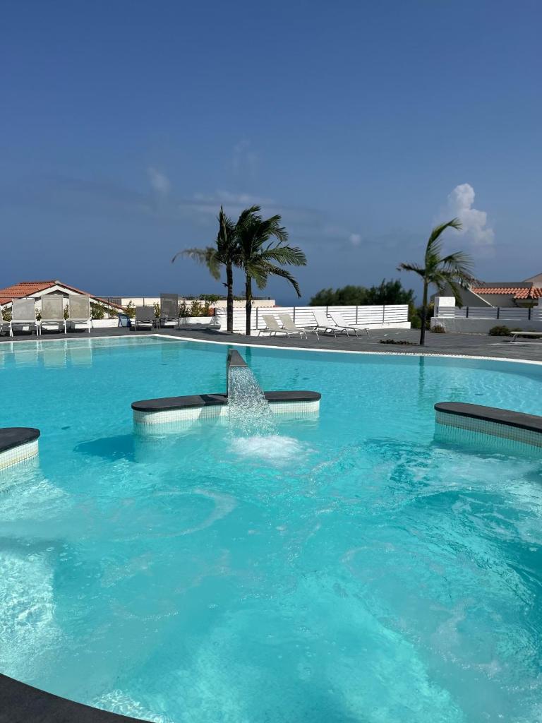 une grande piscine avec une fontaine dans l'eau dans l'établissement Villa Palummo - Stunning Sea View Zambrone, Calabria, à Zambrone