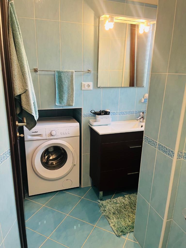 une petite salle de bains avec un lave-linge et un lavabo dans l'établissement Villa Palummo - Stunning Sea View Zambrone, Calabria, à Zambrone