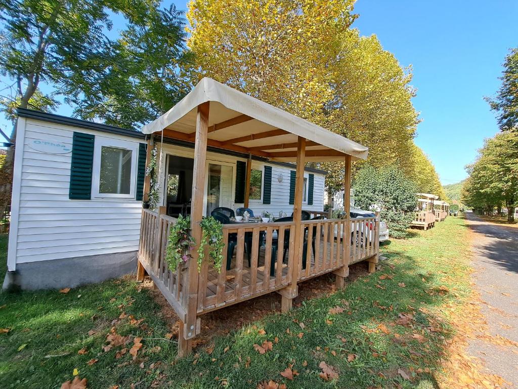 Cette petite maison dispose d'une terrasse couverte avec un toit. dans l'établissement Camping Le Soulhol, à Saint-Céré