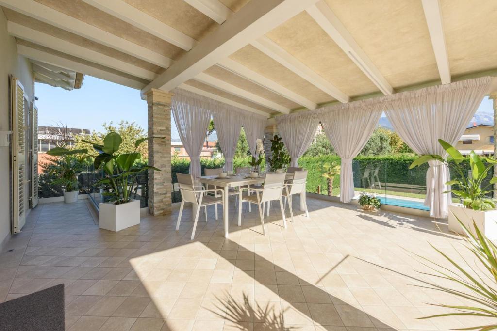 un patio extérieur avec une table et des chaises dans l'établissement Villa Fiumetto by Mmega, à Querceta 37 autres photos