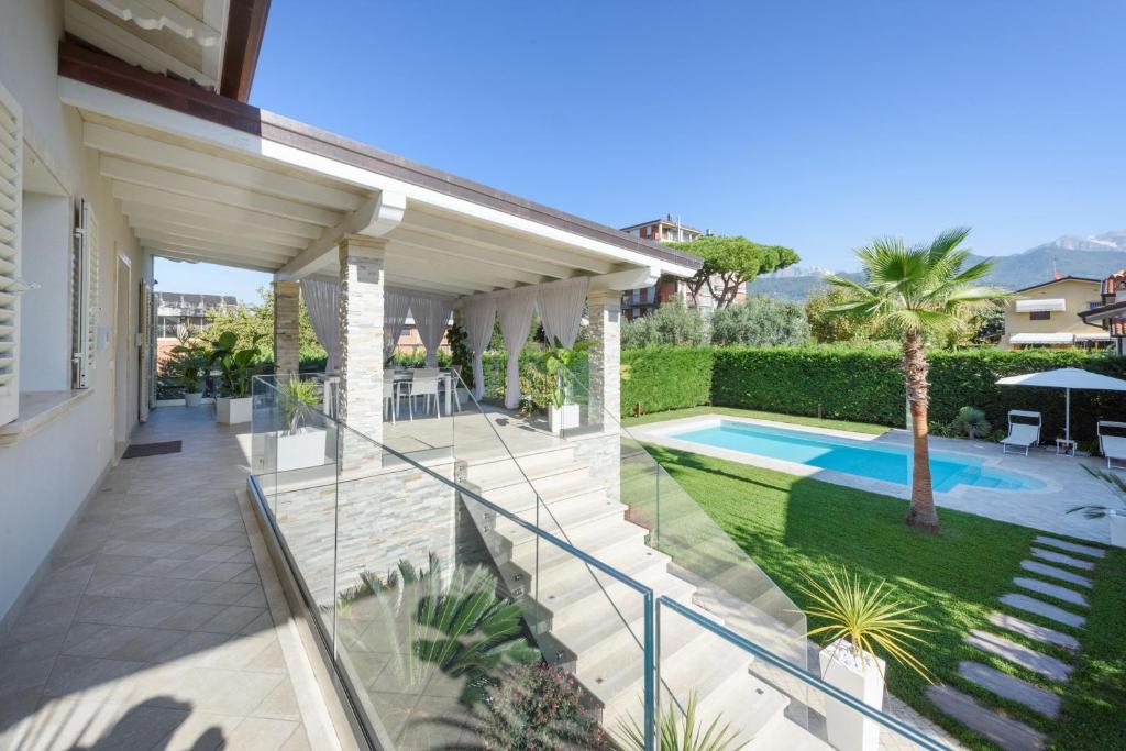 une maison avec un balcon et une piscine dans l'établissement Villa Fiumetto by Mmega, à Querceta