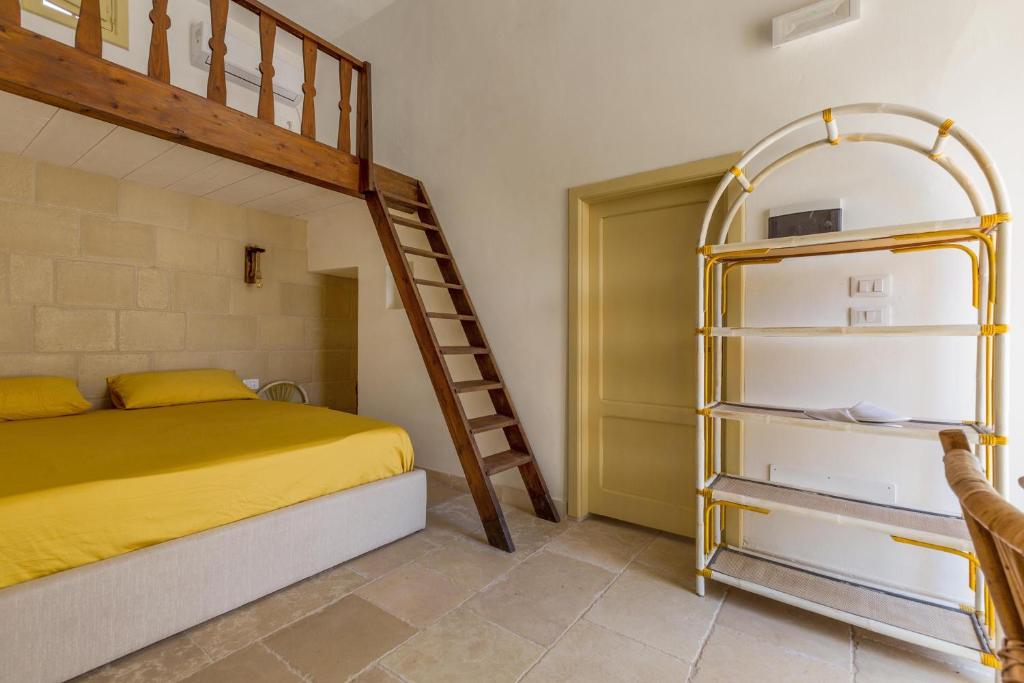 une chambre avec un lit superposé et une échelle dans l'établissement Trullo Antica Puglia by Perle di Puglia, à San Michele Salentino
