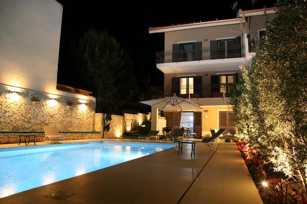 une piscine devant une maison la nuit dans l'établissement Domus Aurige, à Messina