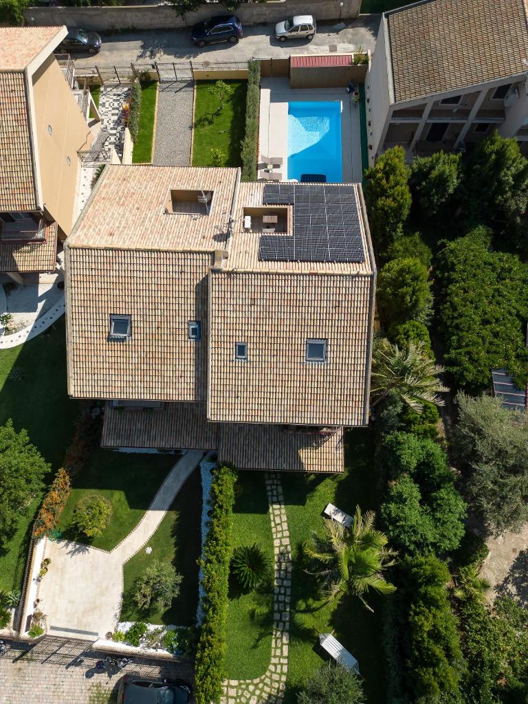 - une vue sur un bâtiment doté de panneaux solaires dans l'établissement Domus Aurige, à Messina