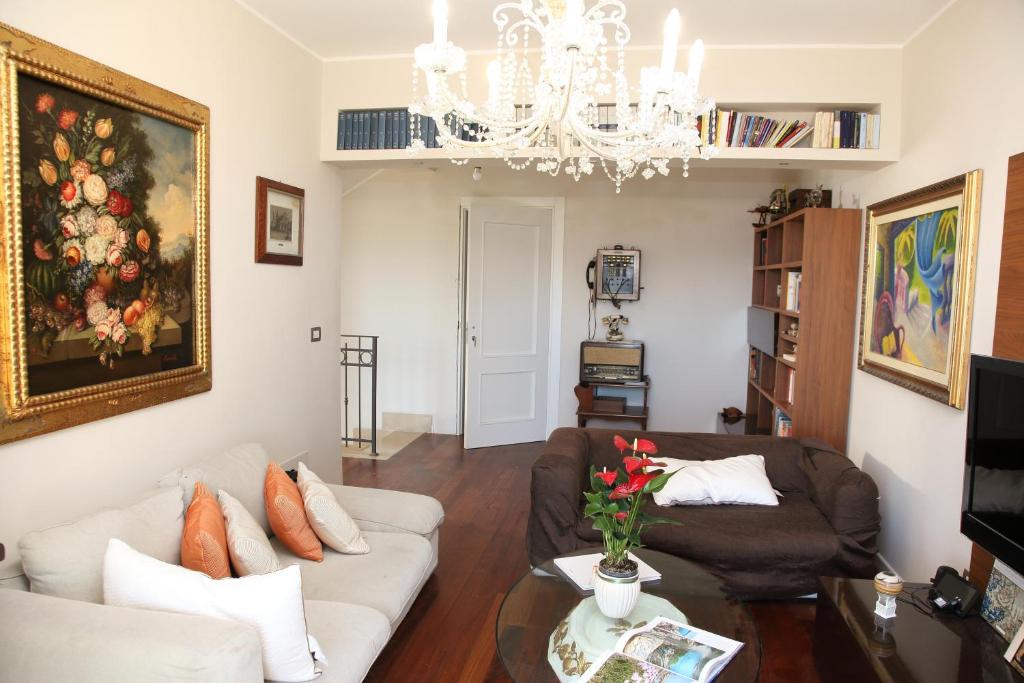 - un salon avec deux canapés et un lustre dans l'établissement Domus Aurige, à Messina