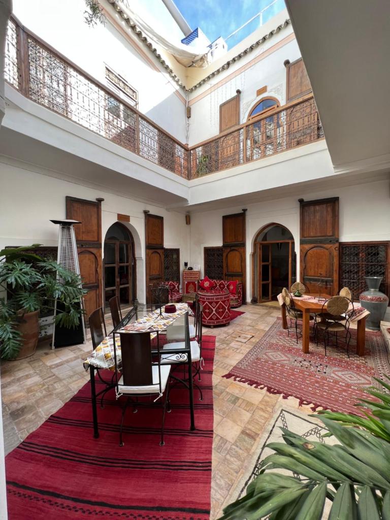 un grand salon avec une table et des chaises dans l'établissement Riad Villa El Arsa, à Marrakech