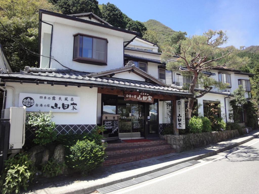 un bâtiment au bord d'une rue dans l'établissement Shirayunoyado Yamadaya Hakone Gora, à Hakone