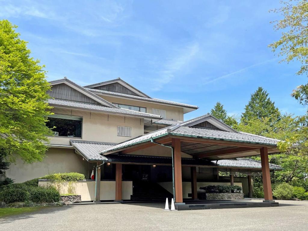 une maison avec un kiosque devant elle dans l'établissement Ryuguden, à Hakone