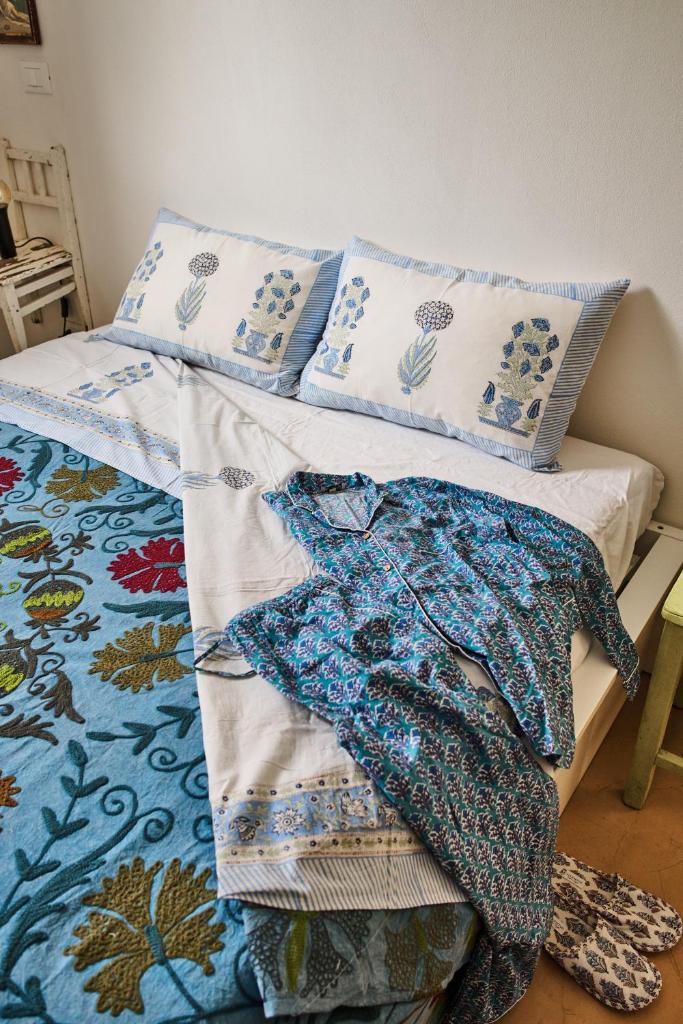 un lit avec des draps et des oreillers bleus et blancs dans l'établissement La Selvaggia Ostuni - w pool, à Ostuni 39 autres photos