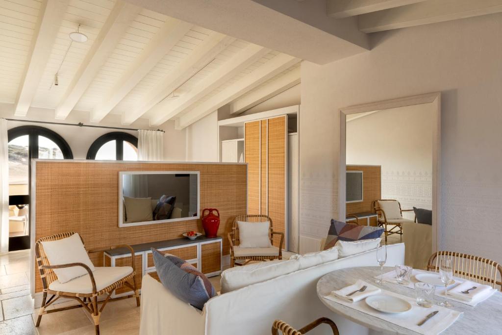 un salon avec un canapé et une table dans l'établissement Hotel Le Dune Piscinas, à Ingurtosu