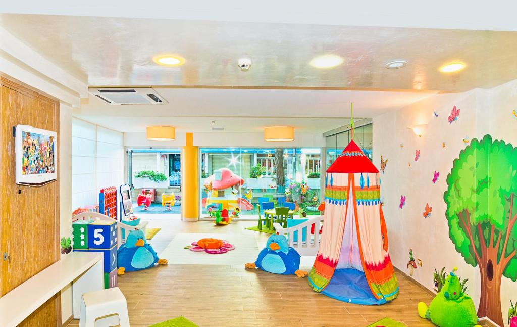 - une salle avec une aire de jeux dans l'établissement Hotel Montecarlo, à Bibione