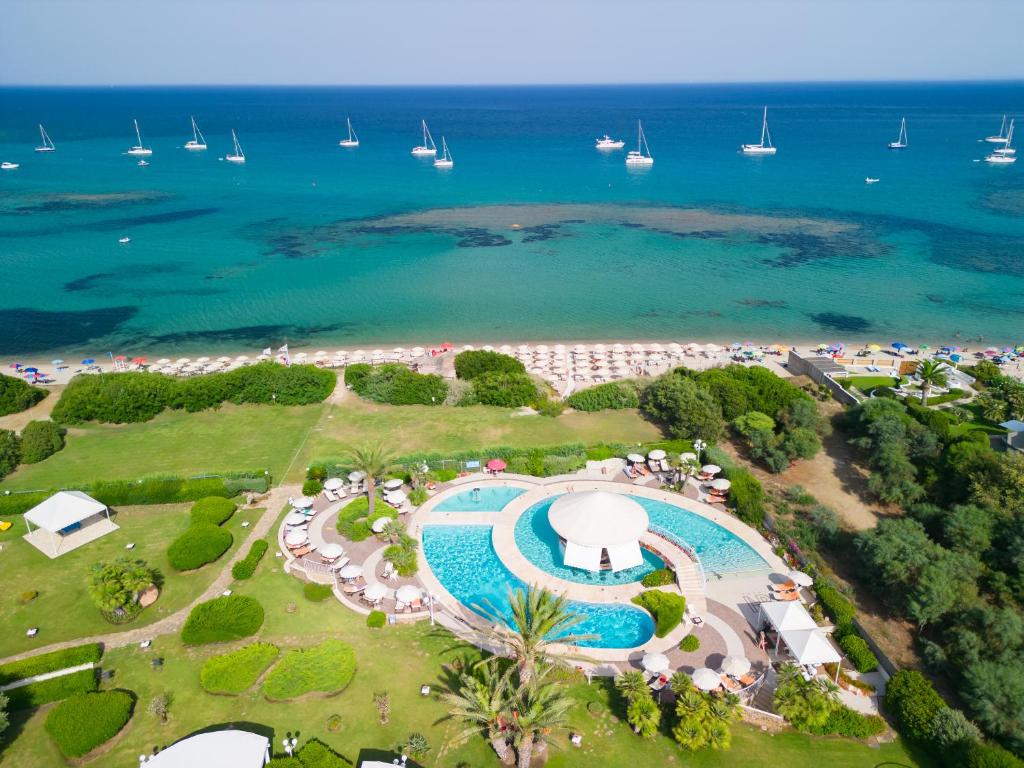 une vue aérienne d'un complexe hôtelier avec piscine dans l'établissement Hotel Baia di Nora, à Pula