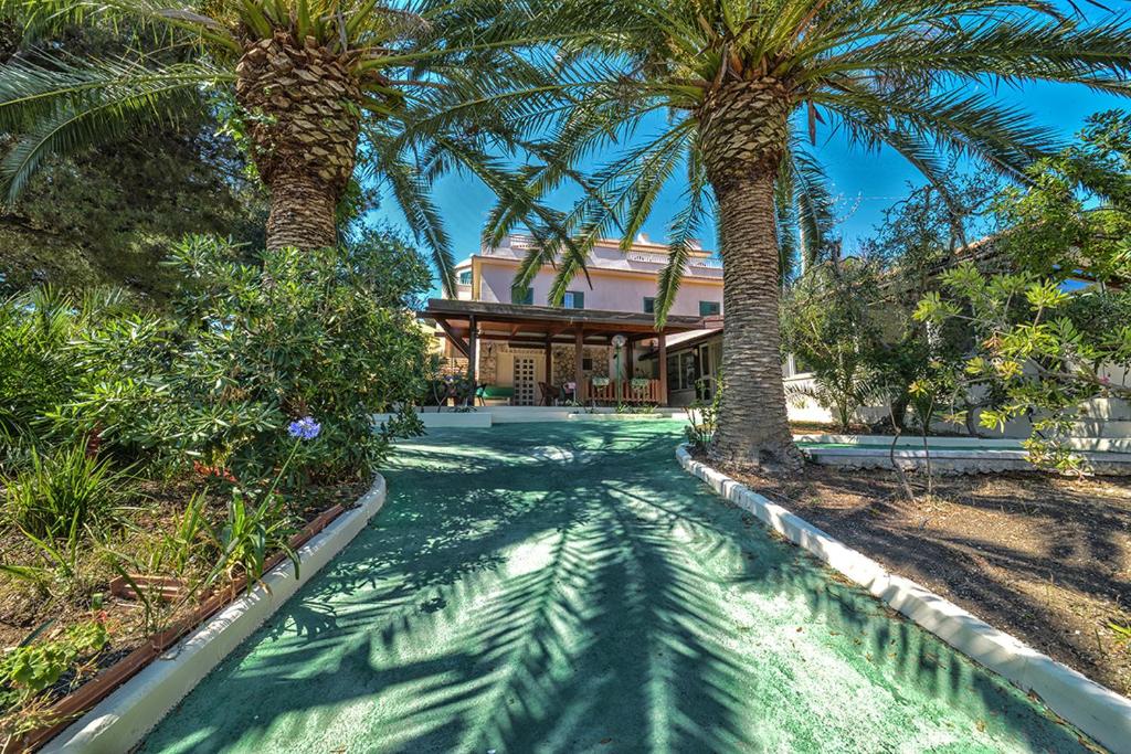 une maison avec des palmiers devant dans l'établissement Hotel Incontro, à Peschici