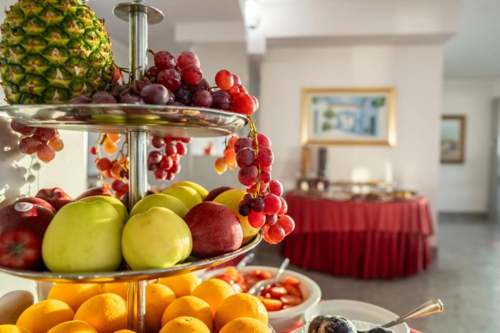 un étalage de fruits sur une table de buffet dans l'établissement Hotel Corallo, à Taormine