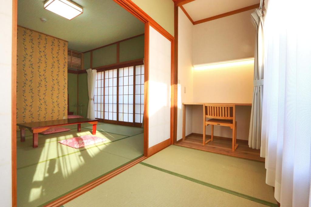 une chambre avec une table et une fenêtre dans l'établissement Hanamizuki, à Yamanakako