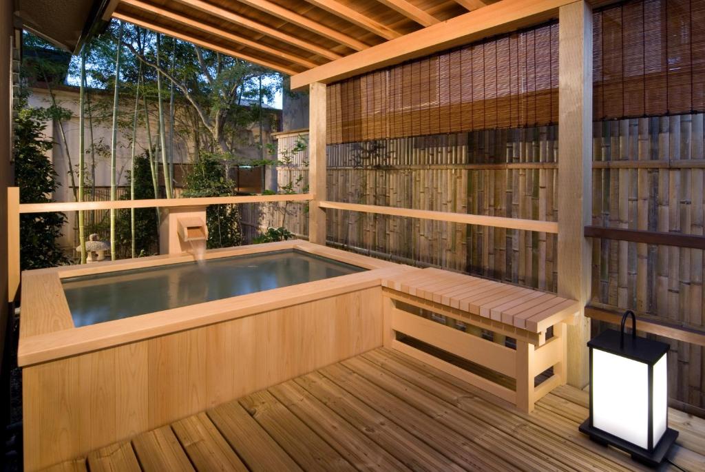 une baignoire jacuzzi dans une maison avec terrasse dans l'établissement Koshi no yado Takashimaya, à Niigata 46 autres photos
