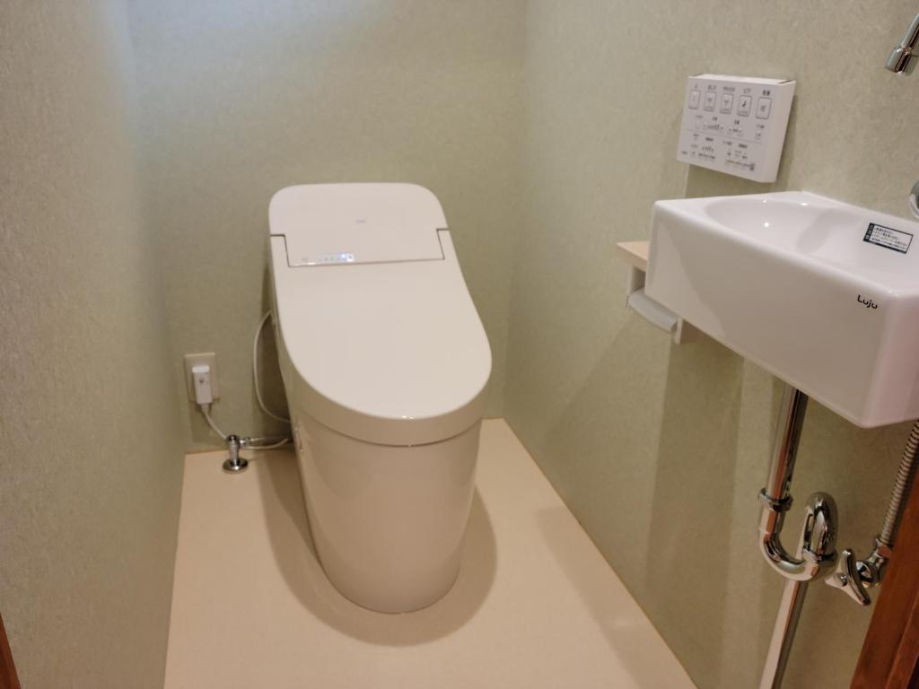 une salle de bain avec toilettes et lavabo dans l'établissement Tsukimotoya Ryokan, à Toyooka 37 autres photos