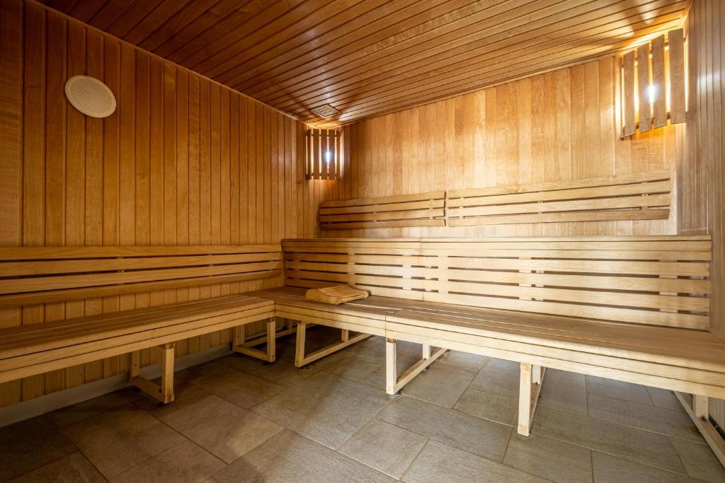 - un sauna avec bancs en bois dans l'établissement Résidence Pierre & Vacances Premium Les Terrasses d'Hélios, à Flaine