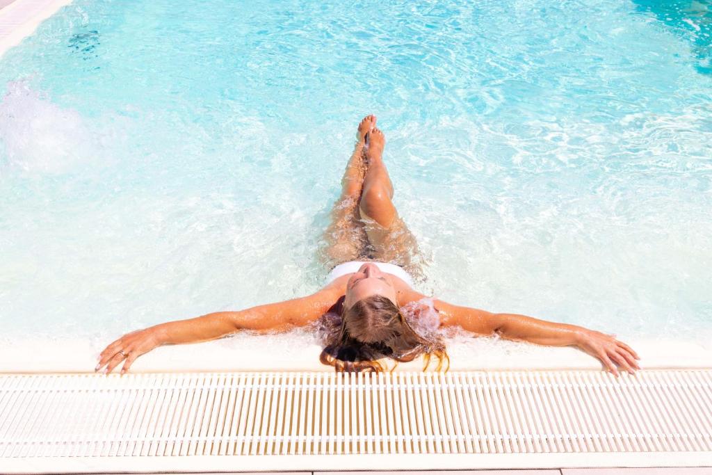 un homme allongé dans une piscine dans l'établissement Ciccio Hotel, à Misano Adriatico 65 autres photos
