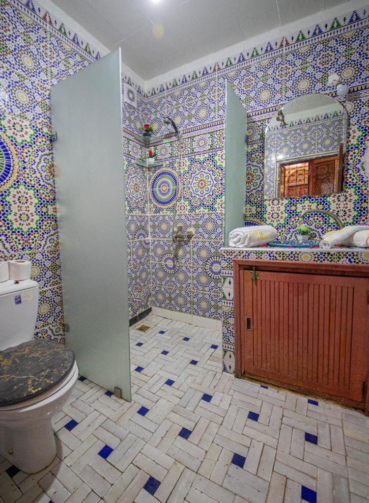 une salle de bain avec toilettes et lavabo dans l'établissement Riad Hayat Fes, à Fès