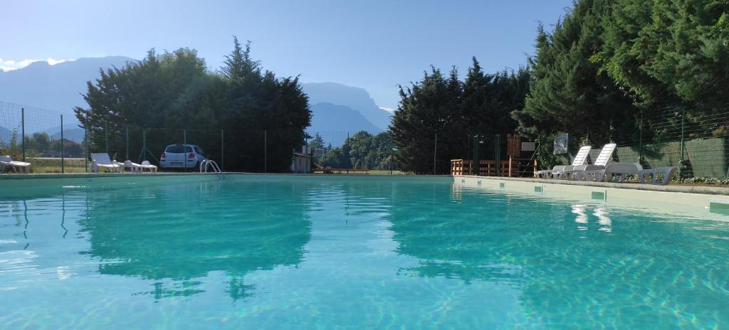 une grande piscine avec de l'eau bleue dans l'établissement Camping Onlycamp De Chamarges, à Die