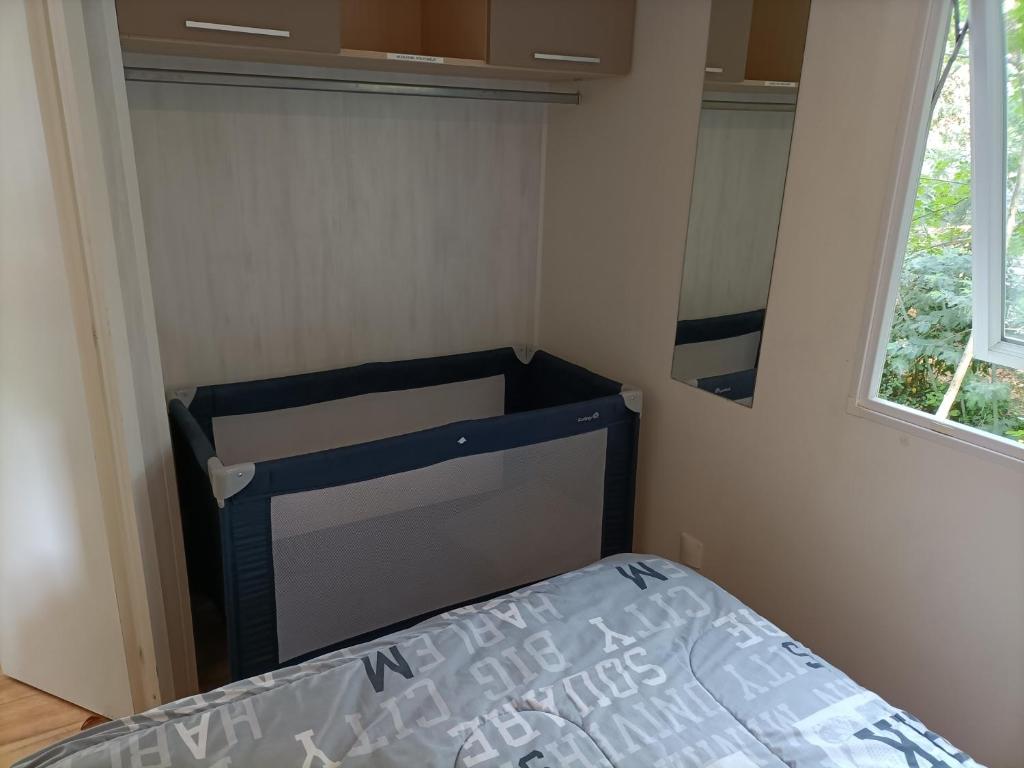 une chambre avec un lit dans une pièce avec une fenêtre dans l'établissement Le TropeZen Confort Plus TV WIFI VOD Salle de Sport !, à Gassin 27 autres photos