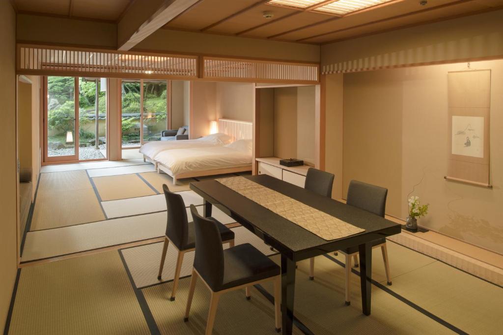 une chambre avec une table, des chaises et un lit dans l'établissement Gora Kadan, à Hakone