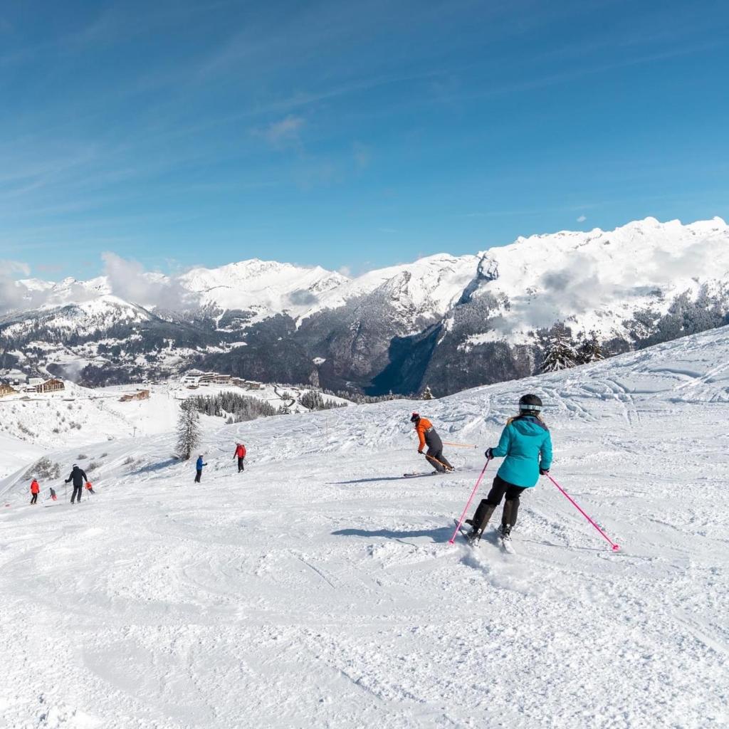 un groupe de personnes skier sur une piste enneigée dans l'établissement Samoens 1600, ski au pied, à Samoëns