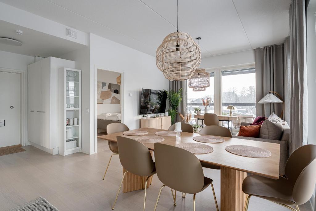 New 2BR with Balcony, Sauna & Great Location 2