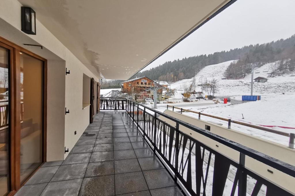 Elle comprend un balcon offrant une vue sur une montagne enneigée. dans l'établissement L'écrin des neiges - Sauna, à La Féclaz