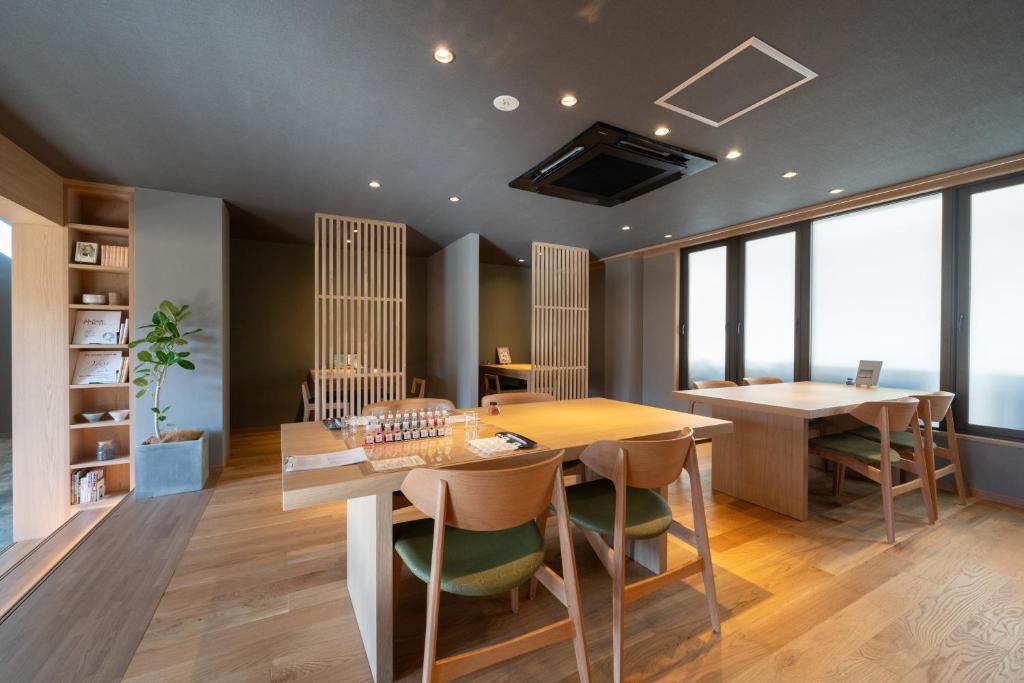 une salle à manger avec une table et quelques chaises dans l'établissement The Ryokan Tokyo YUGAWARA, à Yugawara
