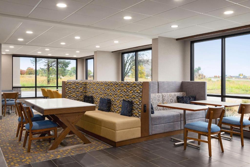 Hampton Inn Kansas City - Airport Image
