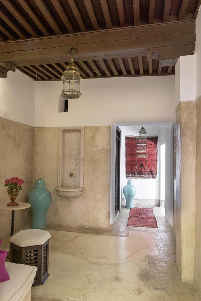 un salon avec un lustre et une fenêtre dans l'établissement Riad Hayati, à Marrakech