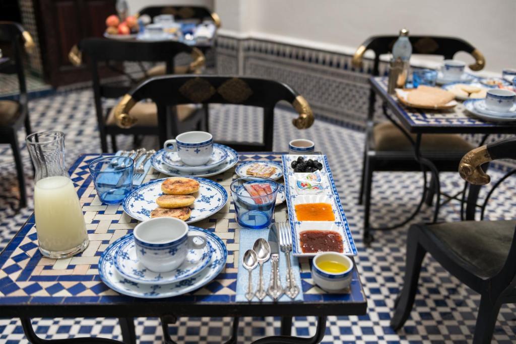 une table avec des plaques de cuisson au-dessus dans l'établissement Algilà Fes Riad Medina Charme Hotel, à Fès