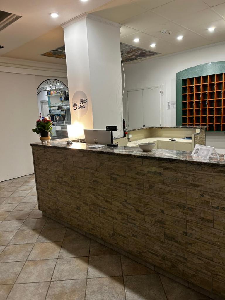 - une cuisine avec un comptoir et un ordinateur portable dans l'établissement Hotel Perla, à Cesenatico