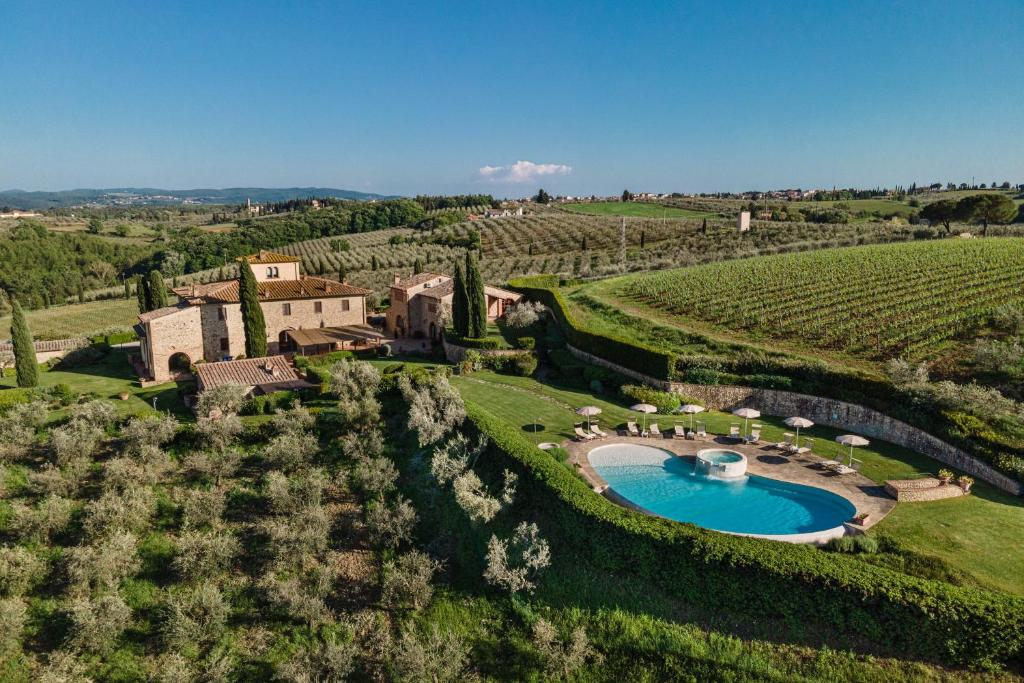 - une vue aérienne sur un domaine avec piscine dans un vignoble dans l'établissement Sole del Chianti, à Tavarnelle in Val di Pesa