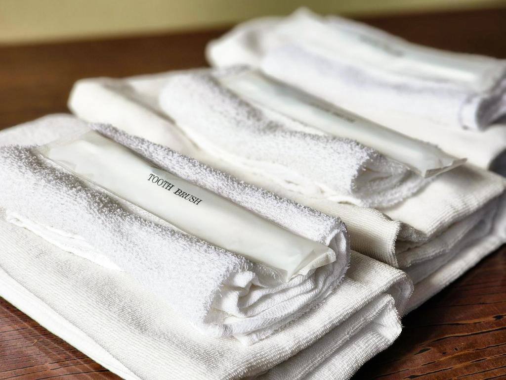 une pile de serviettes blanches posées sur une table dans l'établissement Yukikan, à Yuki 37 autres photos