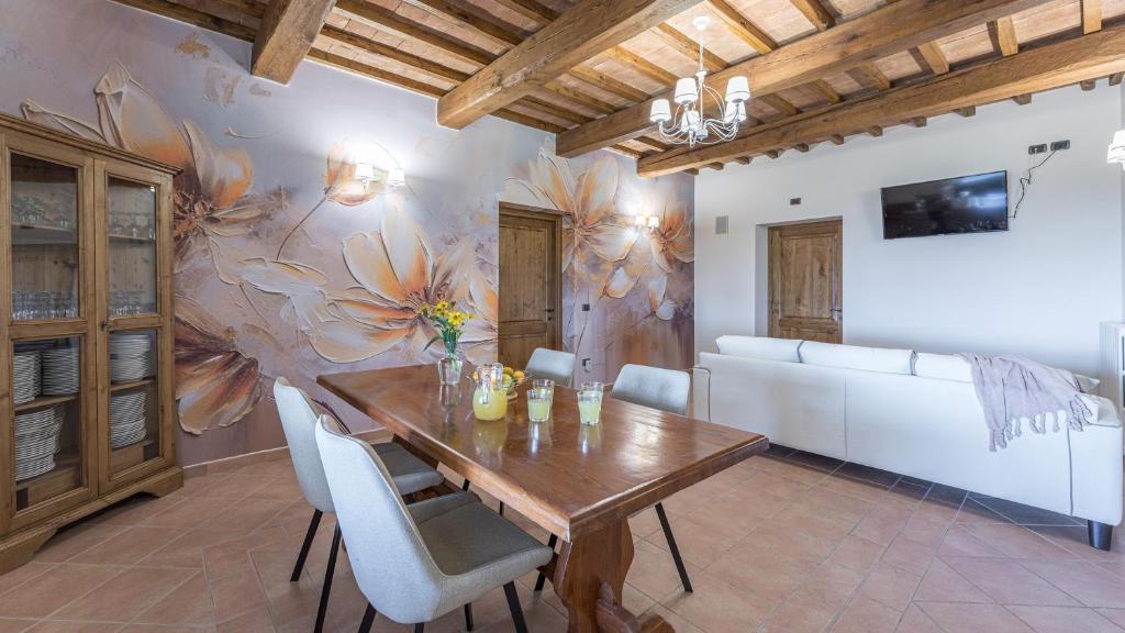 une salle à manger avec une table et des chaises en bois dans l'établissement TENUTA MONTIEPOLI 12&3, Emma Villas, à Valfabbrica